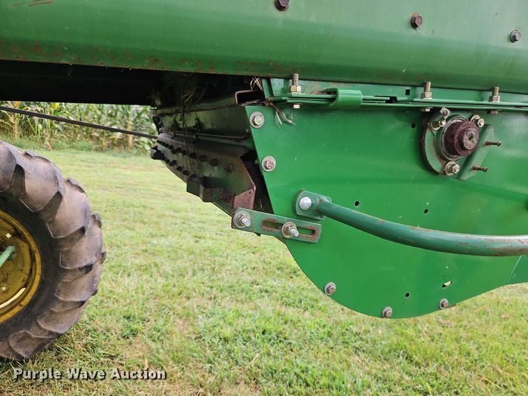 image for item EB8252 1981 John Deere 6620 combine