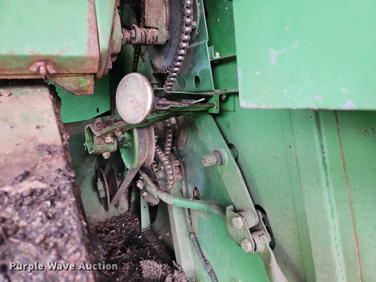 image for item EB8252 1981 John Deere 6620 combine