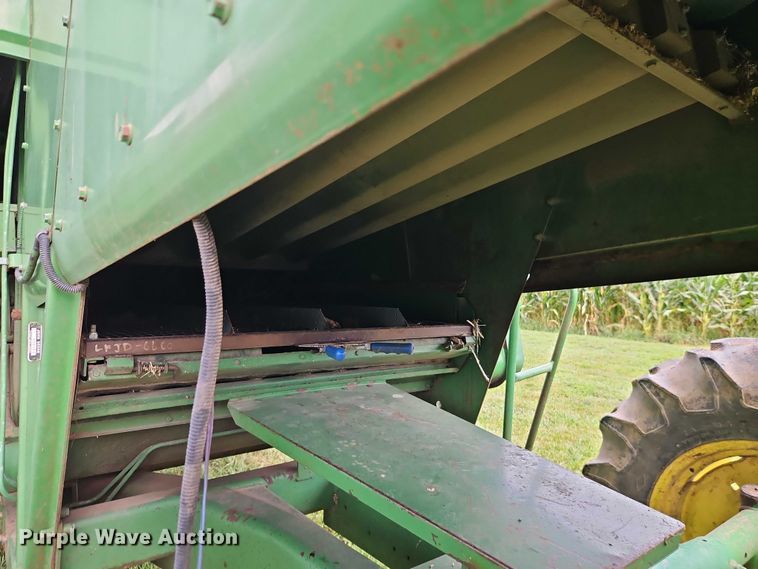 image for item EB8252 1981 John Deere 6620 combine