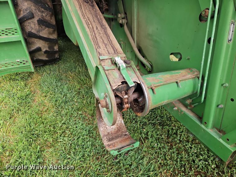 image for item EB8252 1981 John Deere 6620 combine