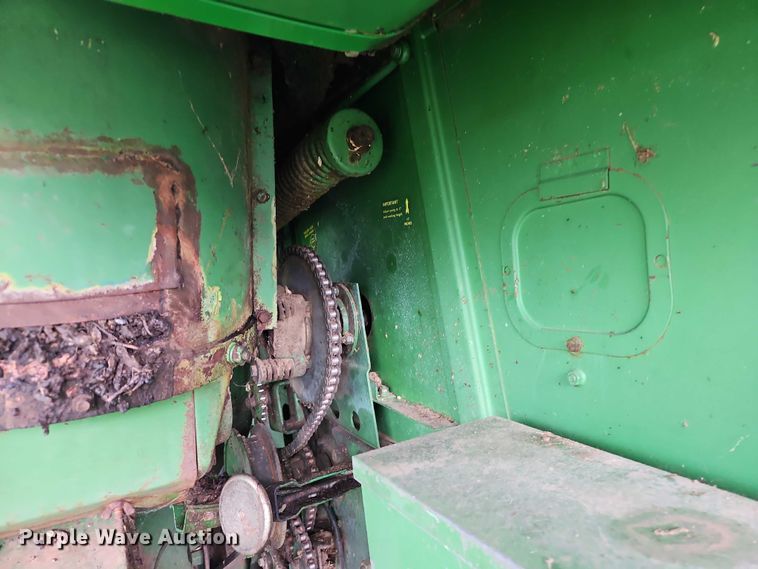 image for item EB8252 1981 John Deere 6620 combine