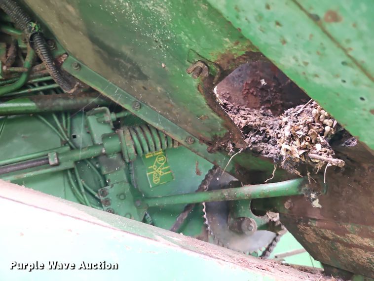 image for item EB8252 1981 John Deere 6620 combine