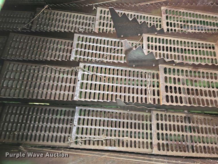 image for item EB8252 1981 John Deere 6620 combine