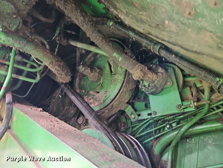 image for item EB8252 1981 John Deere 6620 combine