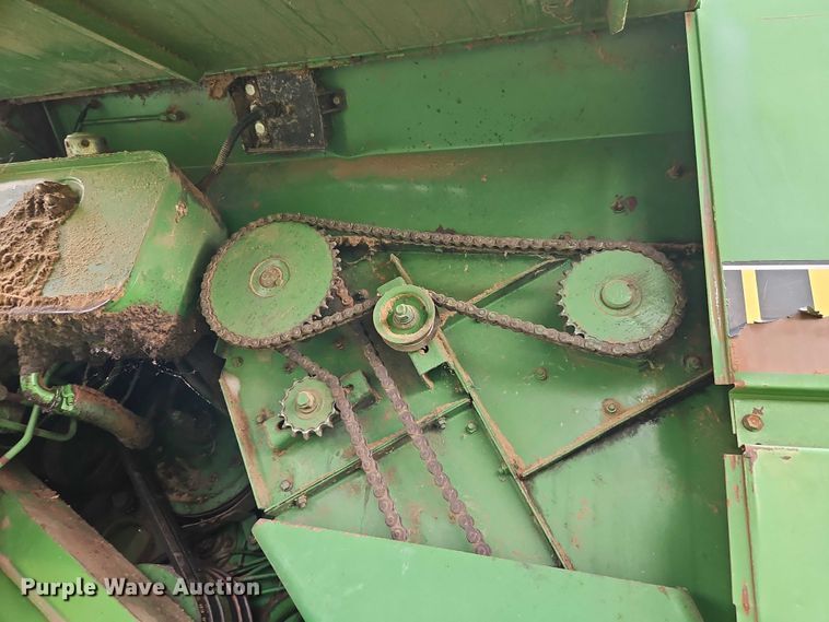 image for item EB8252 1981 John Deere 6620 combine