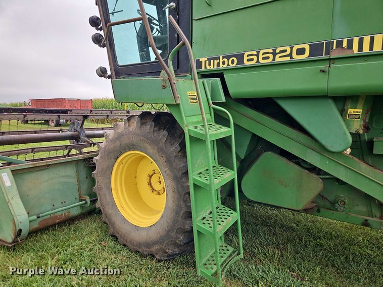 image for item EB8252 1981 John Deere 6620 combine