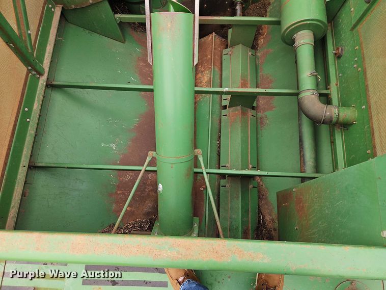 image for item EB8252 1981 John Deere 6620 combine