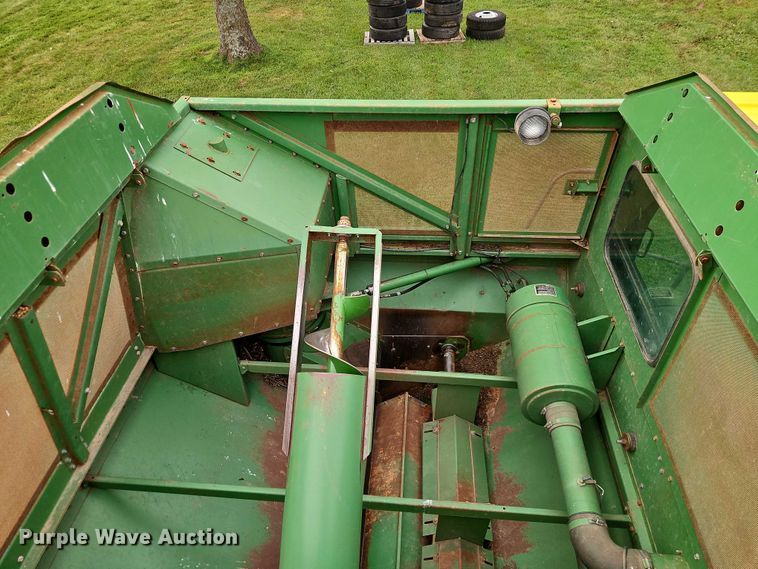 image for item EB8252 1981 John Deere 6620 combine