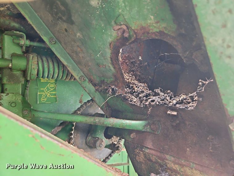 image for item EB8252 1981 John Deere 6620 combine