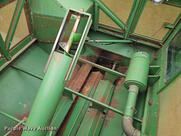 image for item EB8252 1981 John Deere 6620 combine