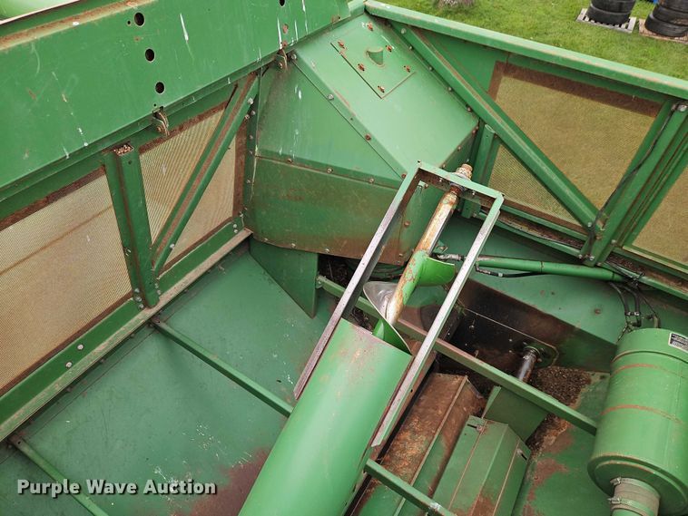 image for item EB8252 1981 John Deere 6620 combine