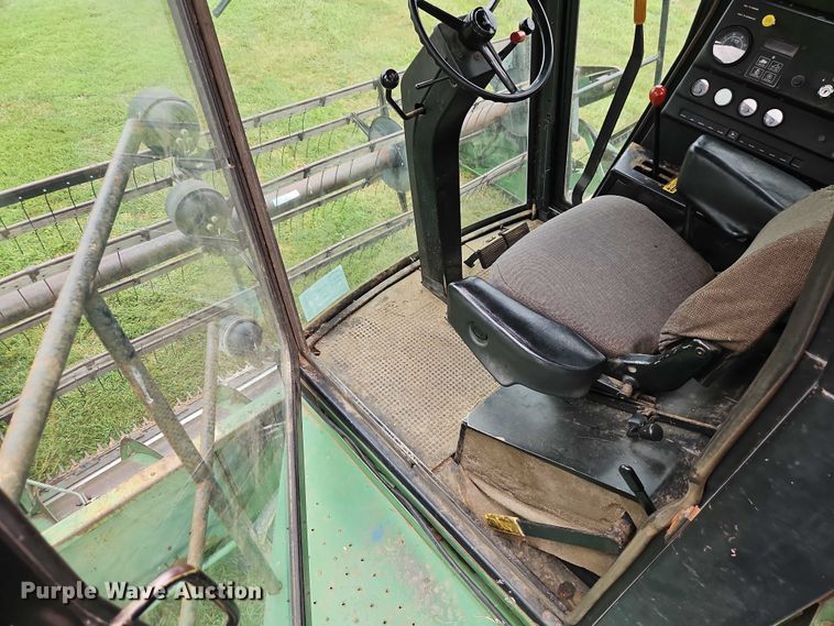 image for item EB8252 1981 John Deere 6620 combine