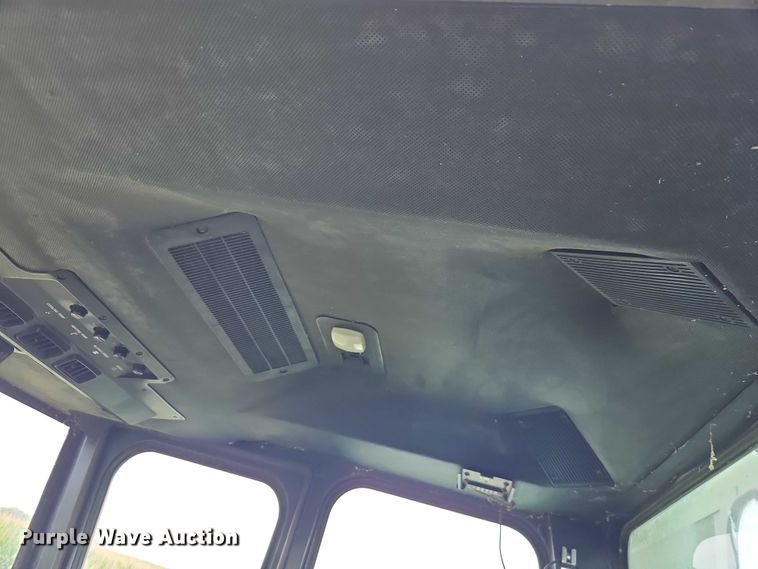 image for item EB8252 1981 John Deere 6620 combine