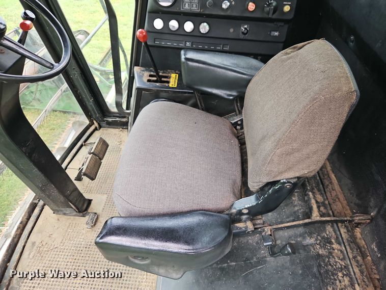 image for item EB8252 1981 John Deere 6620 combine