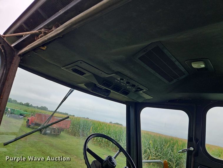 image for item EB8252 1981 John Deere 6620 combine