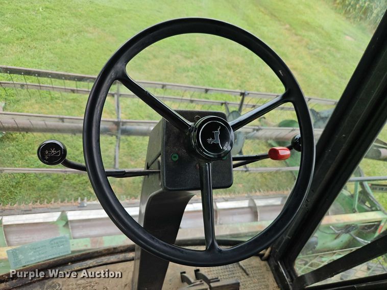 image for item EB8252 1981 John Deere 6620 combine