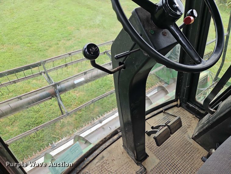 image for item EB8252 1981 John Deere 6620 combine