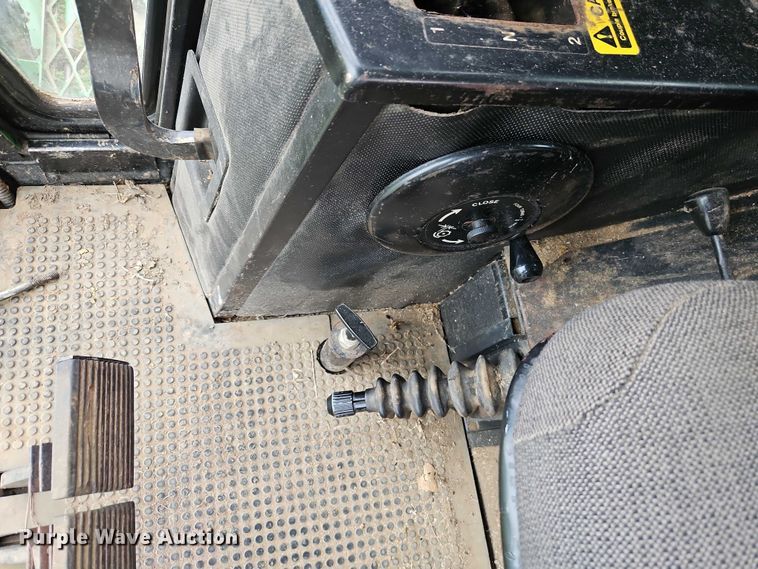 image for item EB8252 1981 John Deere 6620 combine