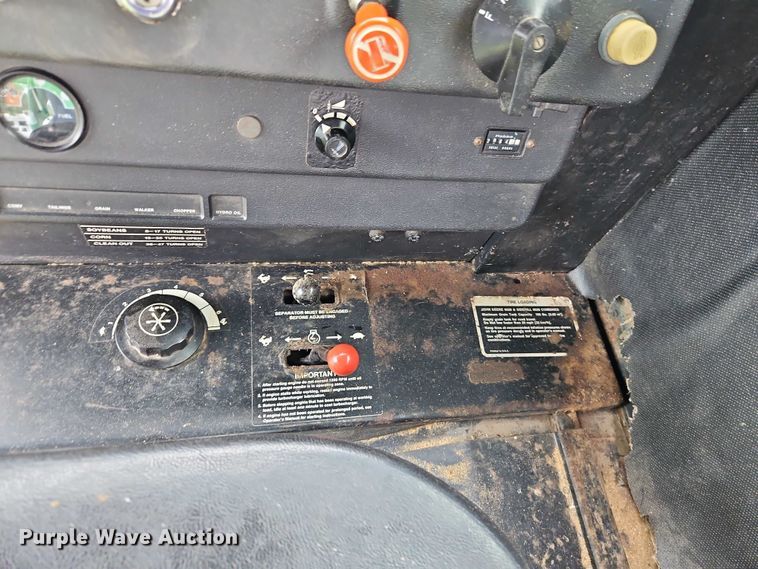 image for item EB8252 1981 John Deere 6620 combine