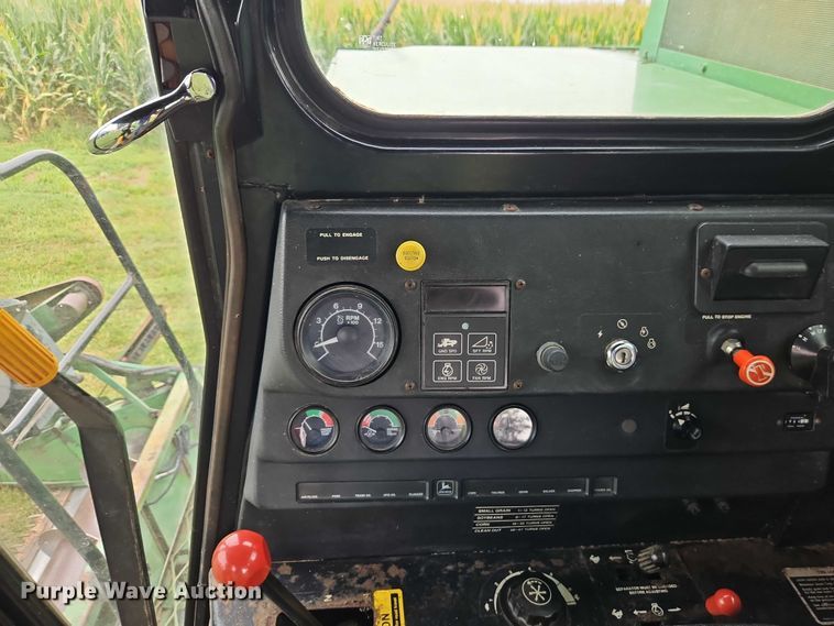 image for item EB8252 1981 John Deere 6620 combine