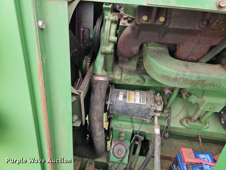 image for item EB8252 1981 John Deere 6620 combine