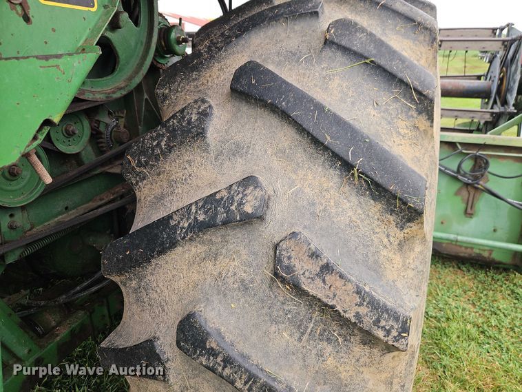 image for item EB8252 1981 John Deere 6620 combine