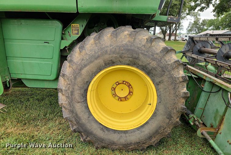 image for item EB8252 1981 John Deere 6620 combine