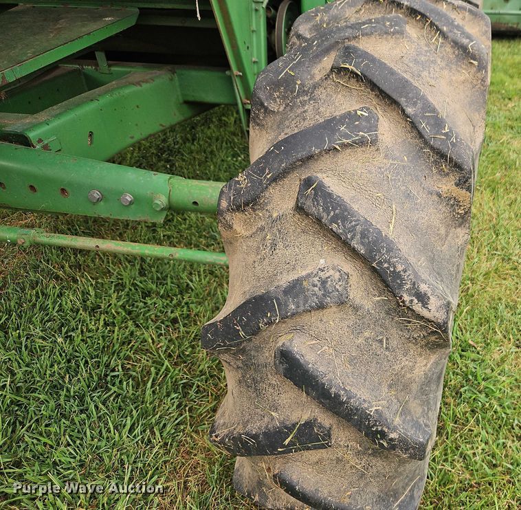 image for item EB8252 1981 John Deere 6620 combine