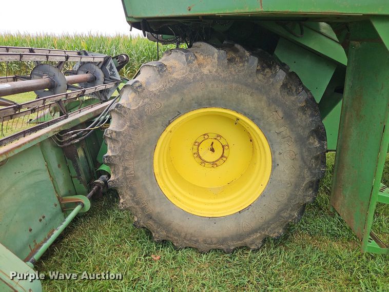 image for item EB8252 1981 John Deere 6620 combine