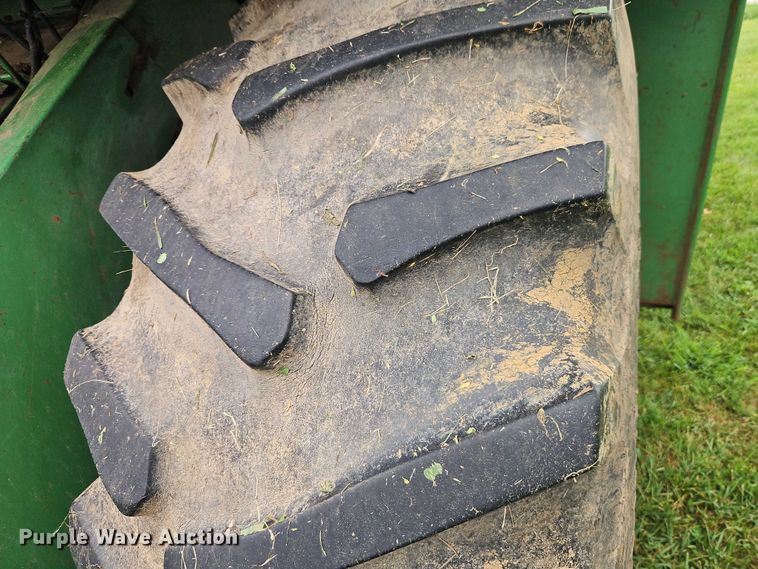 image for item EB8252 1981 John Deere 6620 combine