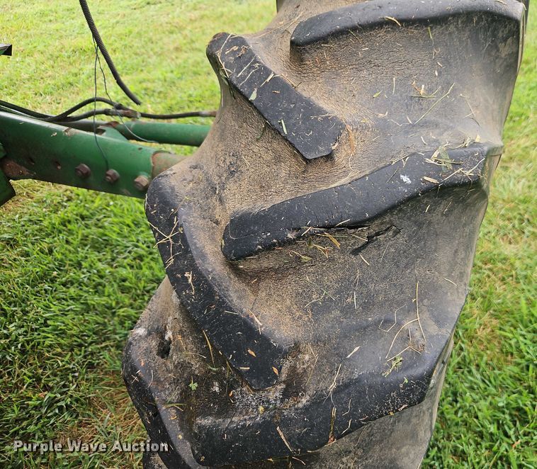 image for item EB8252 1981 John Deere 6620 combine