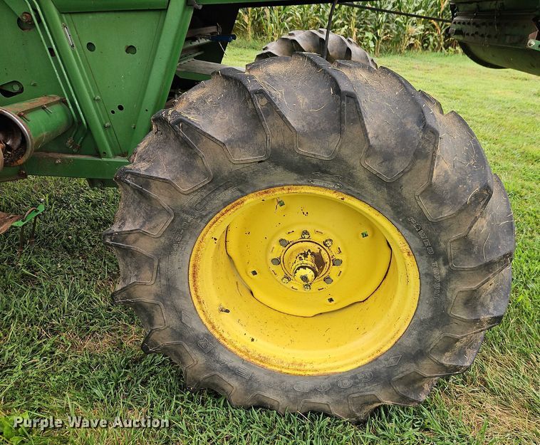 image for item EB8252 1981 John Deere 6620 combine