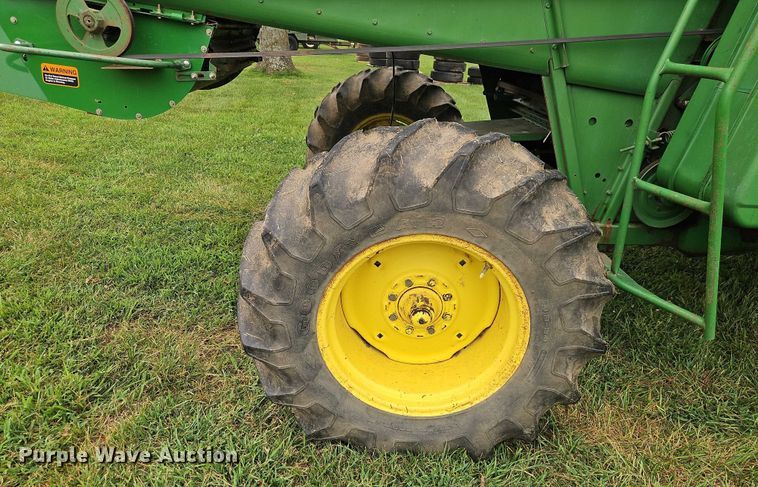 image for item EB8252 1981 John Deere 6620 combine