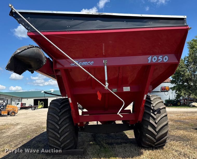 image for item EF2161 Demco 1050 grain cart
