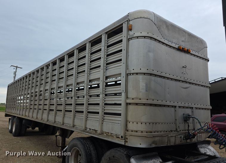 image for item EF3687 1977 Wilson AL700  livestock trailer
