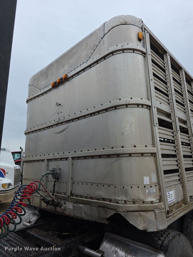 image for item EF3687 1977 Wilson AL700  livestock trailer
