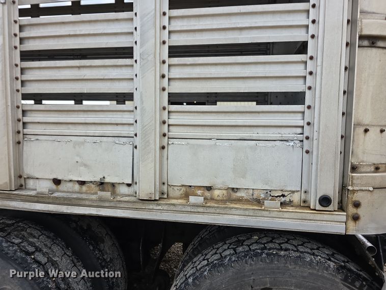image for item EF3687 1977 Wilson AL700  livestock trailer