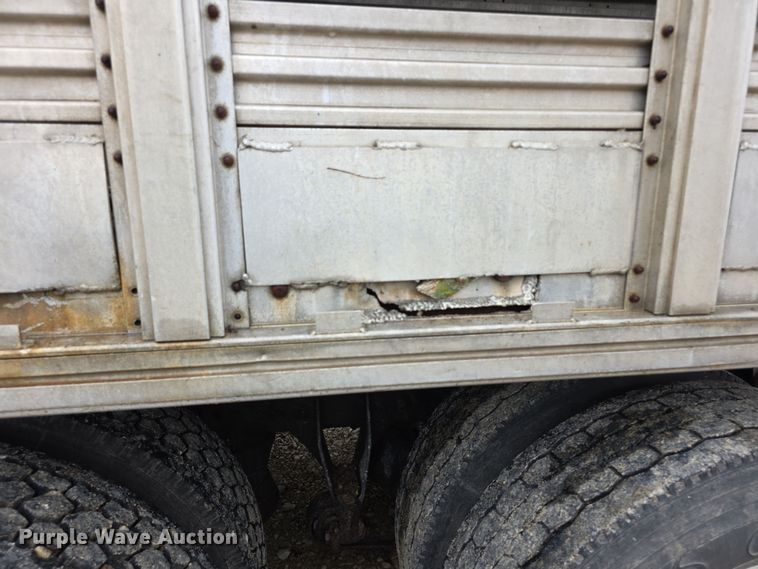 image for item EF3687 1977 Wilson AL700  livestock trailer