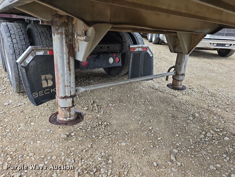 image for item EF3687 1977 Wilson AL700  livestock trailer