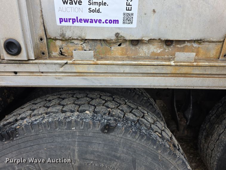 image for item EF3687 1977 Wilson AL700  livestock trailer