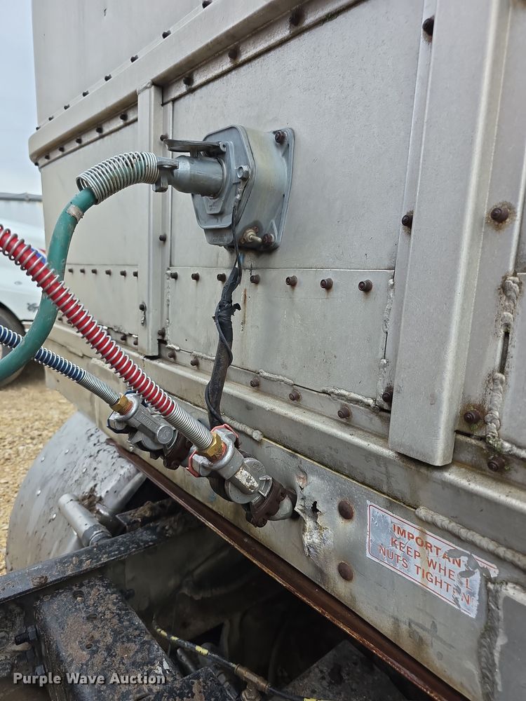 image for item EF3687 1977 Wilson AL700  livestock trailer