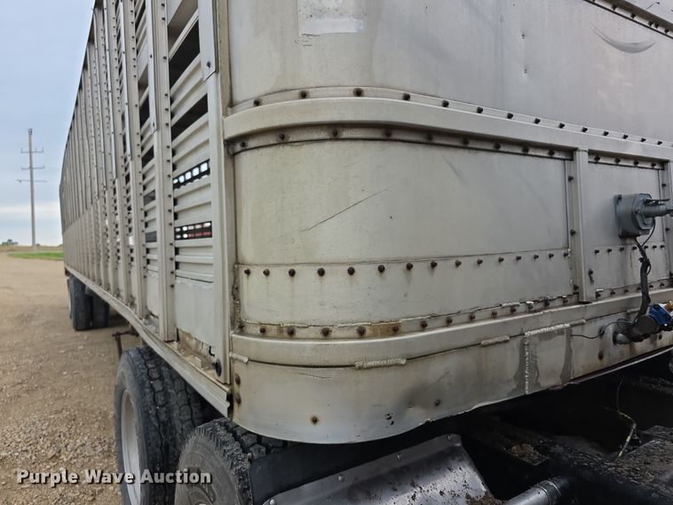 image for item EF3687 1977 Wilson AL700  livestock trailer