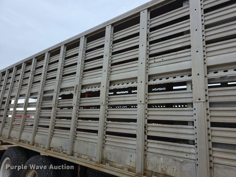 image for item EF3687 1977 Wilson AL700  livestock trailer
