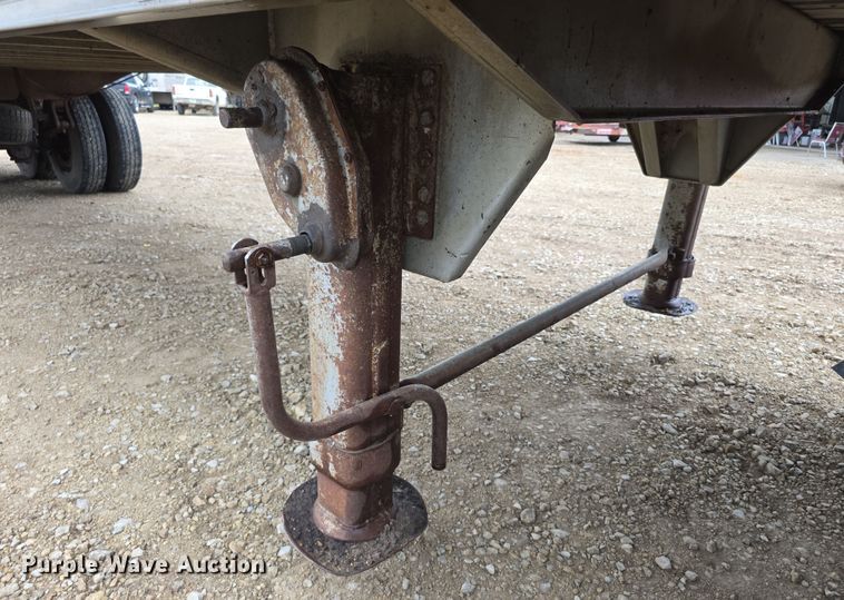 image for item EF3687 1977 Wilson AL700  livestock trailer