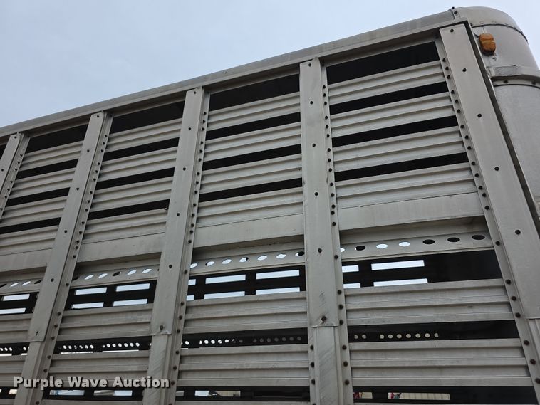 image for item EF3687 1977 Wilson AL700  livestock trailer