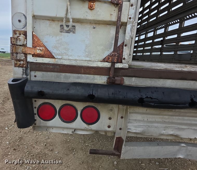 image for item EF3687 1977 Wilson AL700  livestock trailer