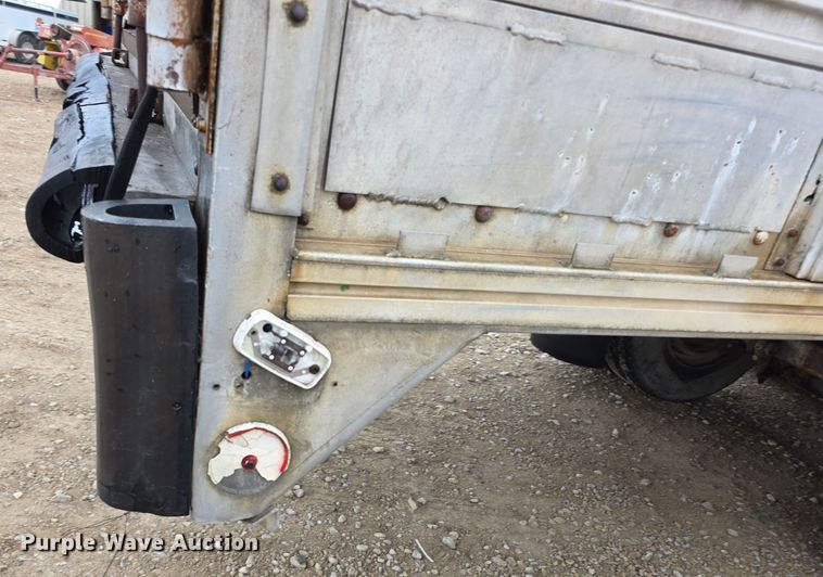 image for item EF3687 1977 Wilson AL700  livestock trailer