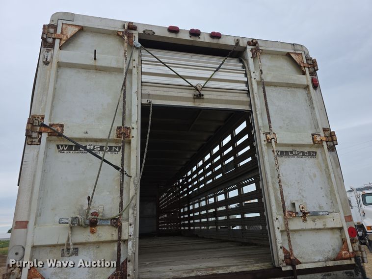 image for item EF3687 1977 Wilson AL700  livestock trailer