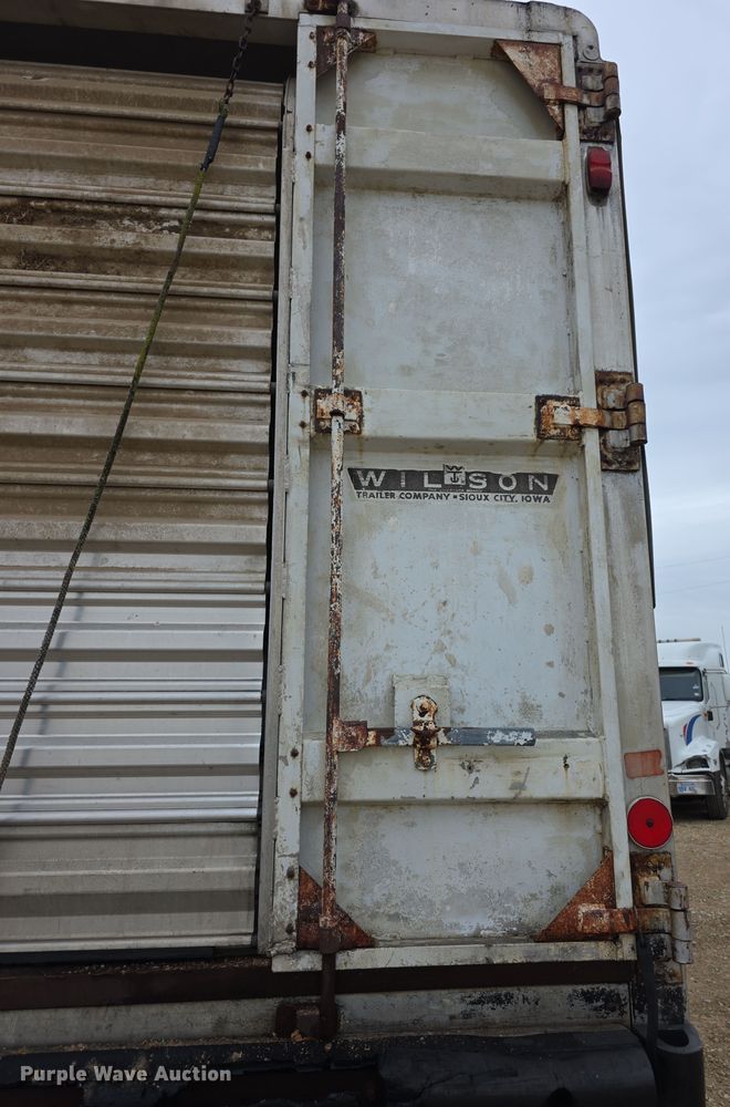 image for item EF3687 1977 Wilson AL700  livestock trailer