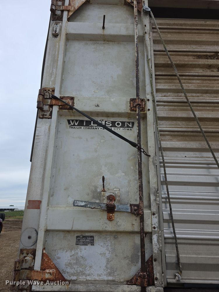 image for item EF3687 1977 Wilson AL700  livestock trailer